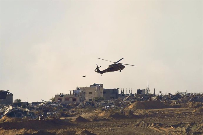 Un helicóptero militar de Israel sobrevuela la Franja de Gaza (archivo)