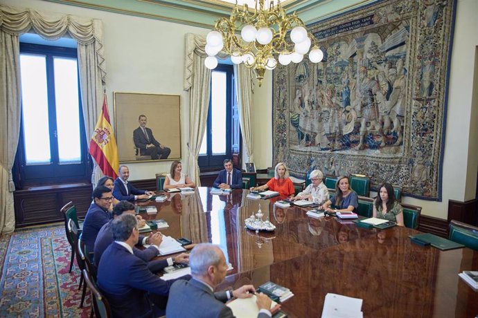 Archivo - La presidenta del Congreso, Francina Armengol, preside la primera reunión de la Mesa del Congreso de los Diputados de la XV Legislatura.