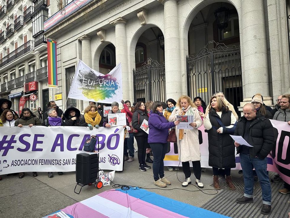 Colectivos trans piden el cese de Isabel García frente al Ministerio de Igualdad.