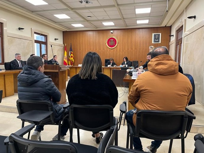 A la izquierda y en el centro, dos de los condenados por la estafa de las entradas del concierto de Romeo Santos en Palma; a la derecha, uno de los procesados absueltos.