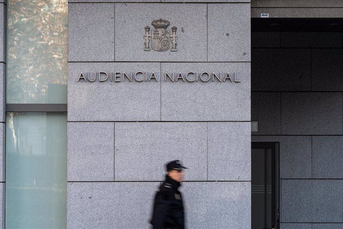 Un agente de Policía Nacional camina frente a la Audiencia Nacional, a 8 de enero de 2024, en Madrid (España).