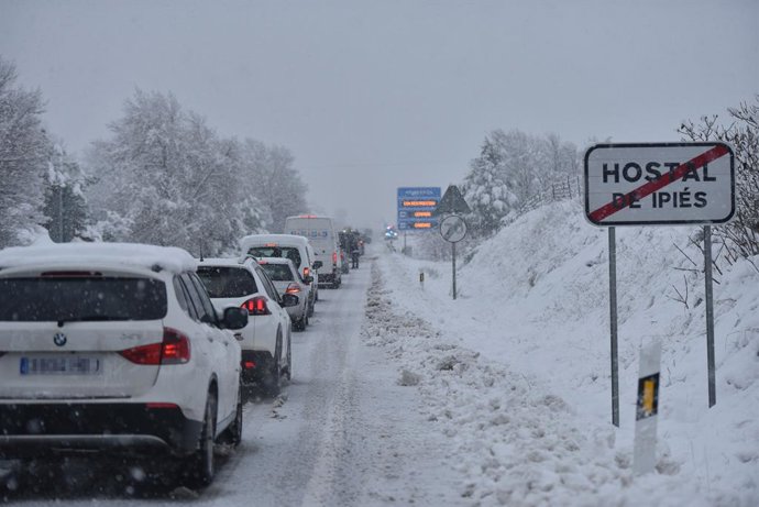 Archivo - Una fila de coches parados en una carretera nevada, a 16 de enero de 2023, en Huesca, Aragón (España). 