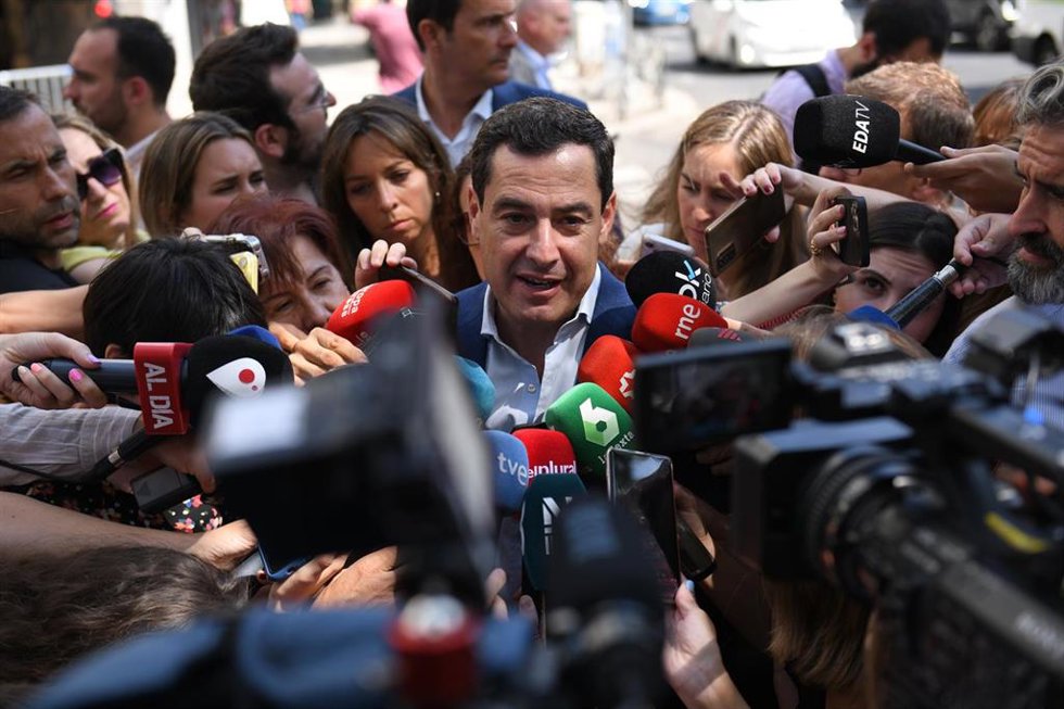 Archivo - El presidente del PP andaluz y de la Junta de Andalucía, Juanma Moreno Bonilla, atiende a los medios a su llegada a la reunión de la Junta Directiva Nacional del Partido Popular tras las elecciones generales del 23J, en la sede del PP, a 24 de