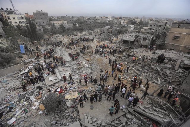 Archivo - Edificios destruidos por los bombardeos de Israel contra la ciudad de Jan Yunis, en el sur de la Franja de Gaza