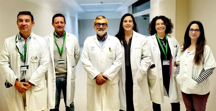 El jefe de Medicina Interna, José Antonio Mira; el jefe del servicio de Oncología, Manuel Chaves; el jefe de sección de Medicina Interna en El Tomillar, Salvado Vergara; la internista Alba Sillero, la oncóloga Eva Fernández y la residente Estefanía Mart