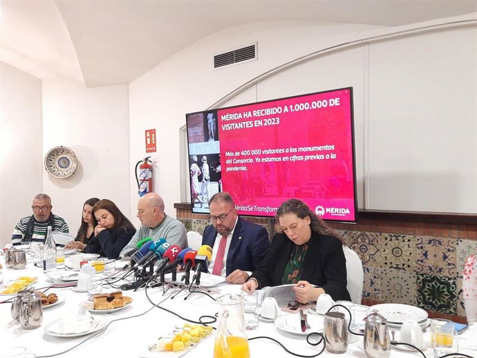 El alcalde de Mérida, Antonio Rodríguez Osuna, en rueda de prensa para hacer balance de 2023, acompañado de los delegados Carmen Yáñez, Julio César Fuster y Silvia Fernández