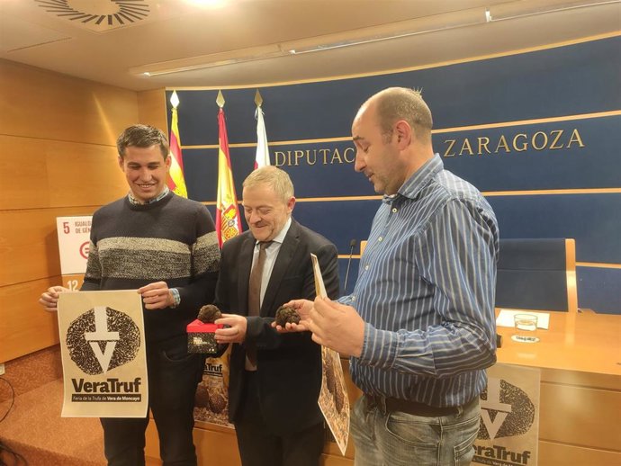 El alcalde de Vera de Moncayo (Zaragoza), Ángel Bonel, el diputado provincial Eduardo Arilla y el presidente de la Asociación de Truficultores de las Comarcas de Zaragoza (Truzarfa), Jesús López.