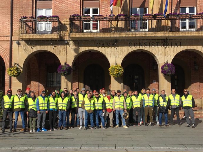 Cacerolada de los bomberos del CEIS Rioja ante el Ayuntamiento de Calahorra