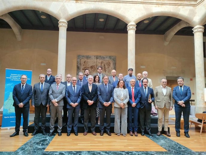 La consejera de Movilidad y Transformación Digital, María González, quinta por la derecha abajo, junto a representantes institucionales en el Encuentro hispano-luso en Salamanca