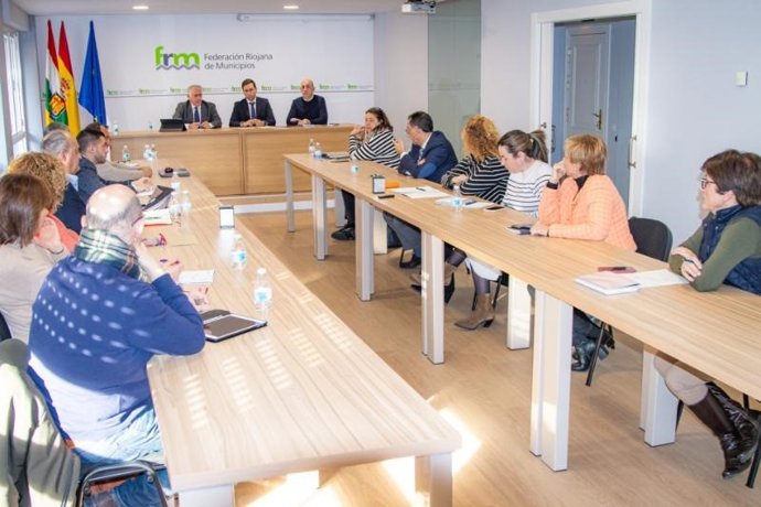 El consejero de Política Local, Infraestructuras y Lucha contra la Despoblación, Daniel Osés, ha mantenido un encuentro de trabajo con el presidente de la Federación Riojana de Municipios (FRM), Jorge Loyo, así como con el resto de la Junta de Gobierno