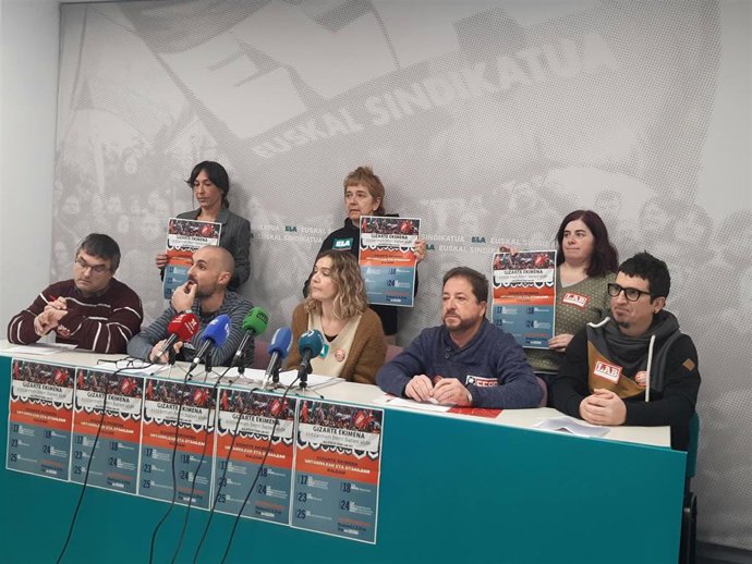 Representantes de los sindicatos ELA, Steilas, CCOO, LAB y UGT en una rueda de prensa en Bilbao sobre la situación del sector de centros educativos de Iniciativa Social.