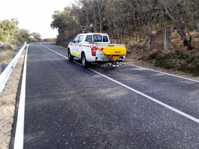 Un coche de la Diputación de Cáceres extiende sal en una carretera provincial para evitar heladas