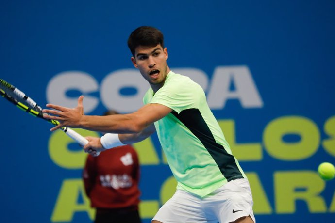 El tenista Carlos Alcaraz durante un partido de exhibición, en el Palacio de los Deportes, a 28 de diciembre de 2023, en Murcia, Región de Murcia (España). La Copa Carlos Alcaraz es una competición benéfica organizada por la Comunidad de Murcia y la Fed