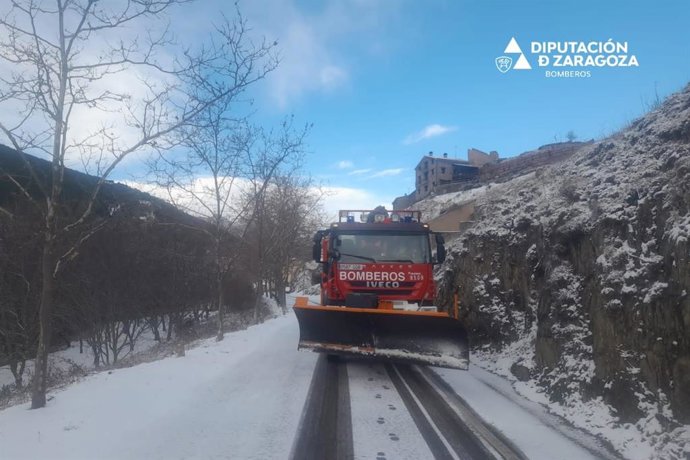 Archivo - Una de las máquinas quitanieves en Talamantes