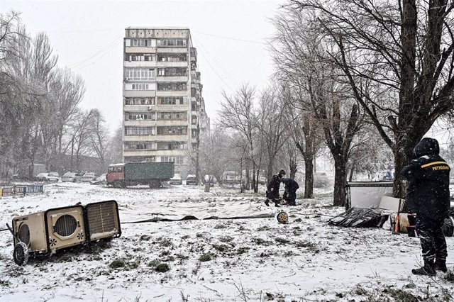 Servicios de emergencia cerca de un edificio afectado por un ataque en Zaporiyia