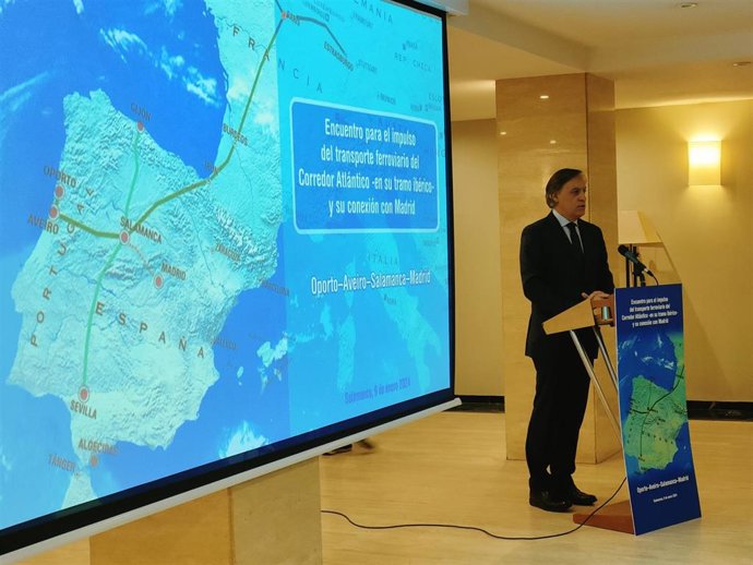 El alcalde de Salamanca, Carlos García Carbayo, en el encuentro hispano-luso en la ciudad sobre el Corredor Atlántico