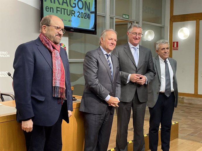 Los consejeros de Turismo y Agricultura, Manuel Blasco y Ángel Samper, el director general de Turismo, Jorge Moncada, y el consultor en gastronomía, Juan Barbacil.