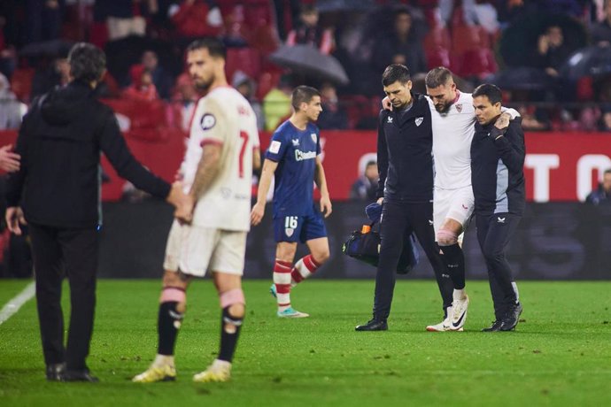 El central del Sevilla Nemanja Gudelj, lesionado ante el Athletic Club. 