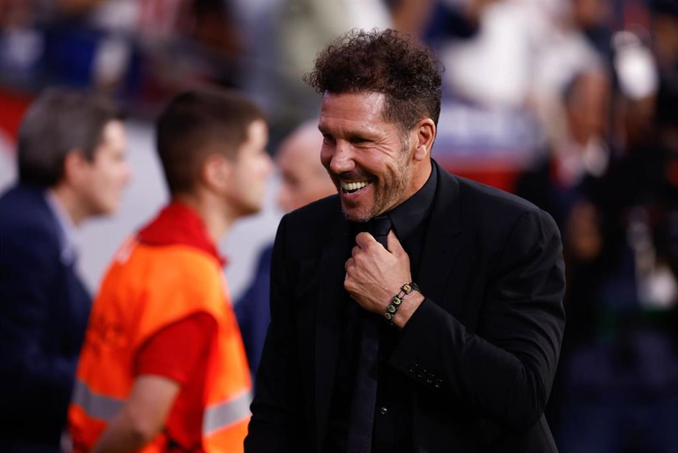 Archivo - Diego Pablo Simeone sonríe durante el derbi Atlético-Real Madrid de LaLiga EA Sports 23-24