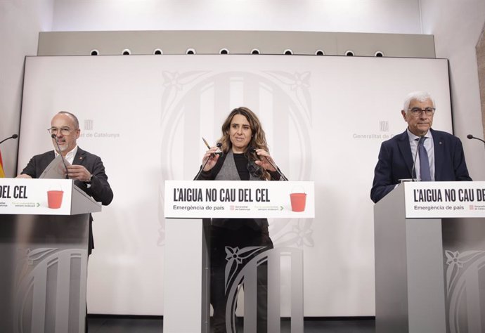 El conseller de Salut, Manel Balcells (d); el conseller de Drets Socials, Carles Campuzano (e), i la portaveu de la Generalitat, Patrícia Plaja