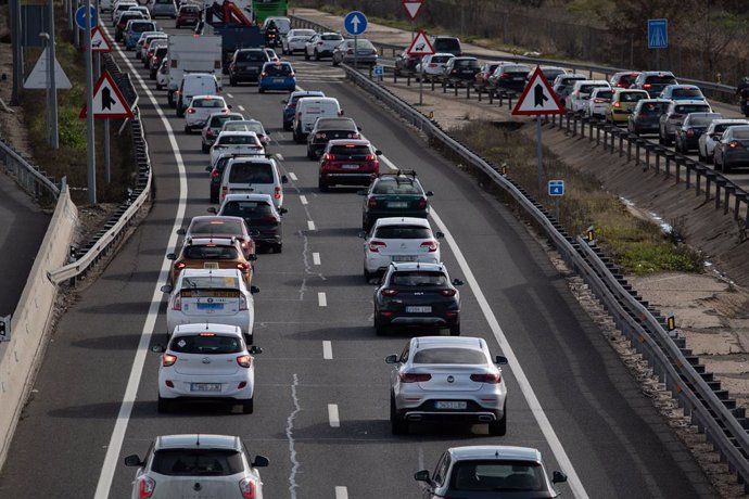 Decenas de vehículos en el kilómetro 15 de la A3, a 5 de enero de 2024, en Madrid (España). 