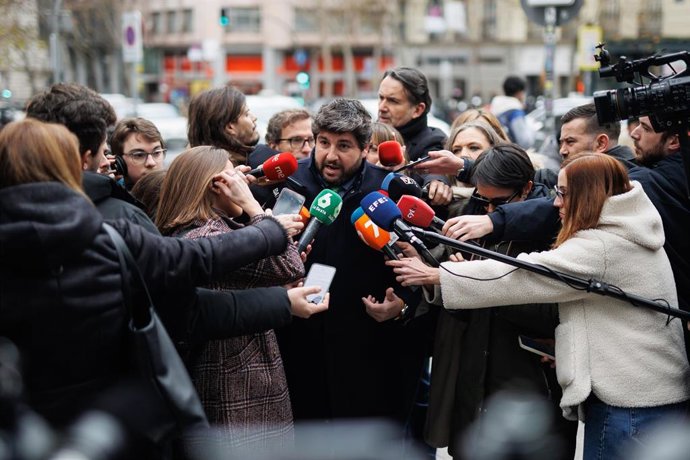 El presidente de Murcia, Fernando López Miras, atiende a medios a su llegada a la reunión del Comité Ejecutivo Nacional del Partido Popular, en la sede del PP, a 9 de enero de 2024, en Madrid (España)