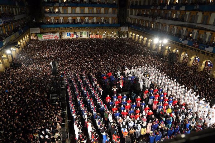 Archivo - Cientos de personas se reúnen para dar inicio a la Tamborrada de San Sebastián 2023 en la plaza de la Constitución