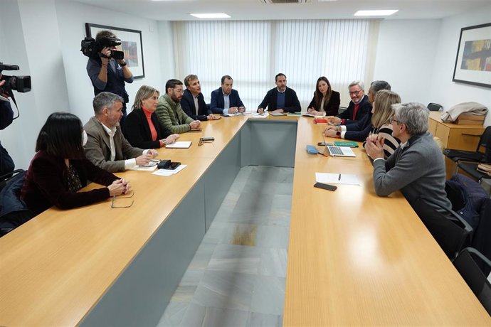 Reunión del grupo parlamentario del PSOE de Málaga con la participación del secretario general, Dniel Pérez, la diputada en el Congreso, Mari Nieves Ramírez, y el coordinador del gabinete parlamentario, José Luis Ruiz Espejo.