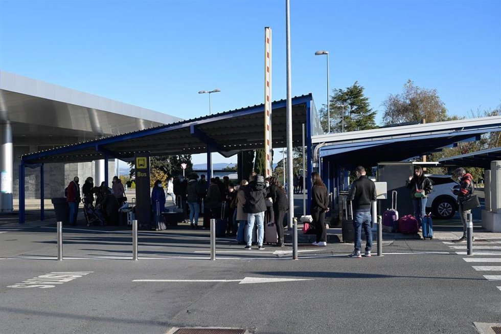 Archivo - Pasajeros en las inmediaciones del aeropuerto de A Coruña 