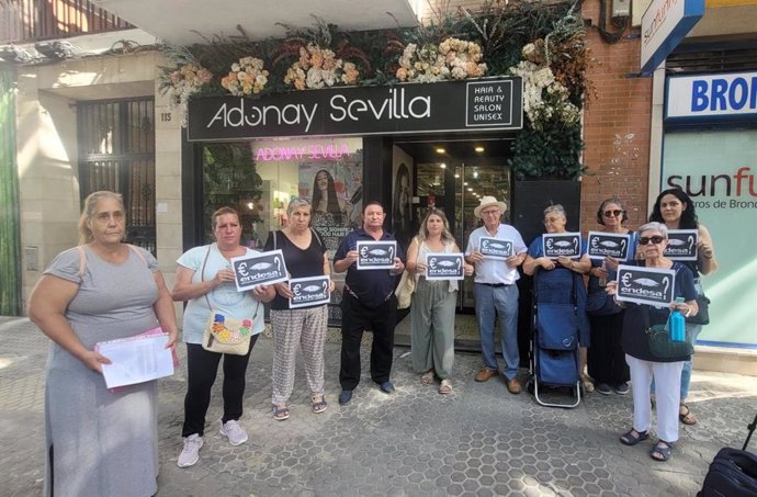 Archivo - Protesta vecinal por los cortes de luz en los barrios de Sevilla 