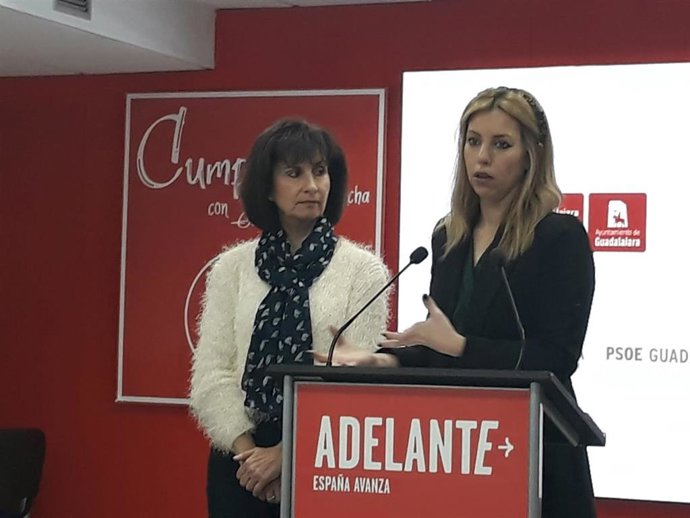 Lucía de Luz y Pilar Sánchez durante la rueda de prensa de valoración de la Navidad en Guadalajara.