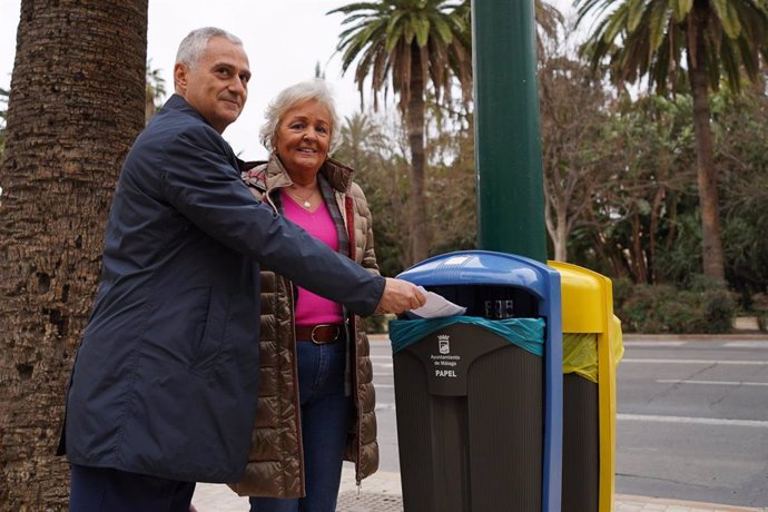 La concejala delegada del Área y responsable de Limasam, Teresa Porras, y el director de operaciones de SULO Ibérica, Juan Carriedo Penas, informan de un proyecto piloto para uso de papeleras selectivas de papel y envase para fomentar reciclaje