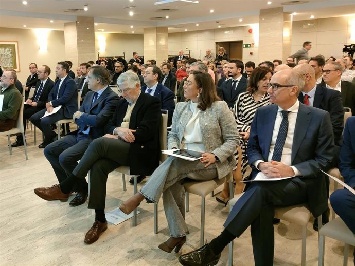 El presidente de la Diputación de Salamanca, Javier Iglesias, primero por la derecha, en el encuentro hispanoluso en Salamanca