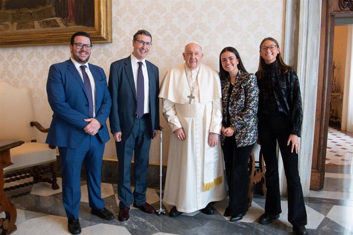Delegación de la Revista Mundo Cristiano en una audiencia con el Papa Francisco.