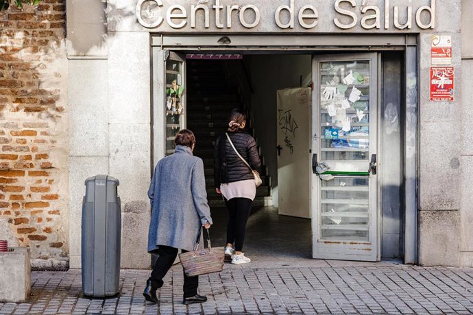Dos personas entran al Centro de Salud.