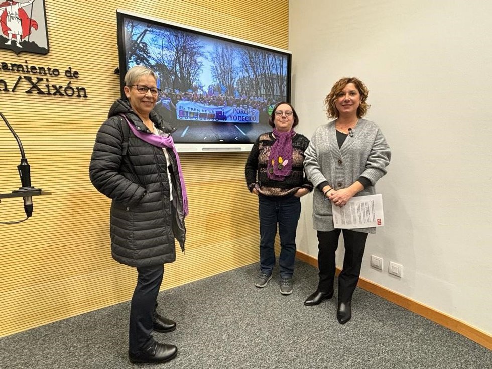 La concejala socialista en Gijón y portavoz adjunta municipal, Carmen Eva Pérez Ordieres (primera por la dcha) , junto a Begoña Piñero y  a Duli Menéndez (izda), presidenta e integrante respectivamente de la Tertulia Feminista Les Comadres.