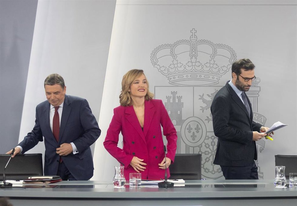 (I-D) El ministro de Agricultura, Pesca y Alimentación, Luis Planas; la ministra de Educación y portavoz del Gobierno, Pilar Alegría, y el ministro de Economía, Comercio y Empresa, Carlos Cuerpo, en la rueda del Consejo de Ministros