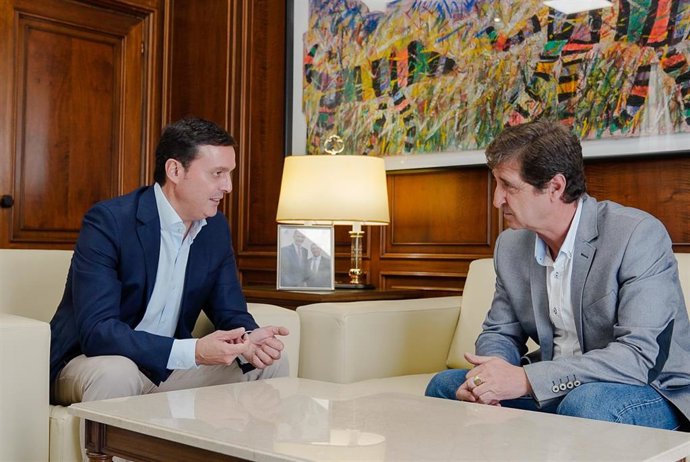 El presidente de la Diputación de Almería, Javier Aureliano García, recibe al alcalde de Oria, Marcos Reche.