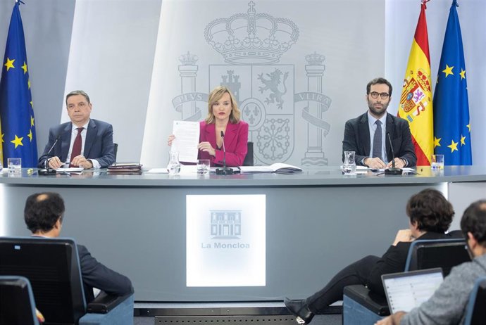 (I-D) El ministro de Agricultura, Pesca y Alimentación, Luis Planas; la de Educación y portavoz del Gobierno, Pilar Alegría, y el ministro de Economía, Comercio y Empresa, Carlos Cuerpo, durante la rueda tras la reunión del Consejo de Ministros 
