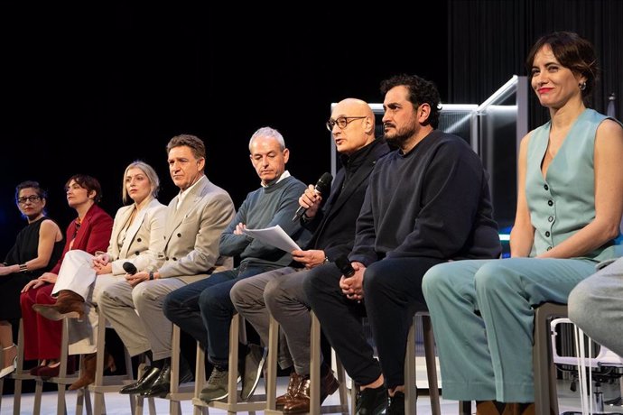 Fernando Ramírez Baeza, Gabriel Olivares y los actores presentan 'Robots' antes de su estreno en el Palacio de Festivales