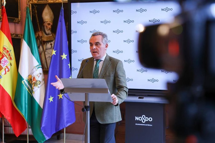 El delegado municipal de Hacienda, Juan Bueno, en la rueda de prensa en el Ayuntamiento.