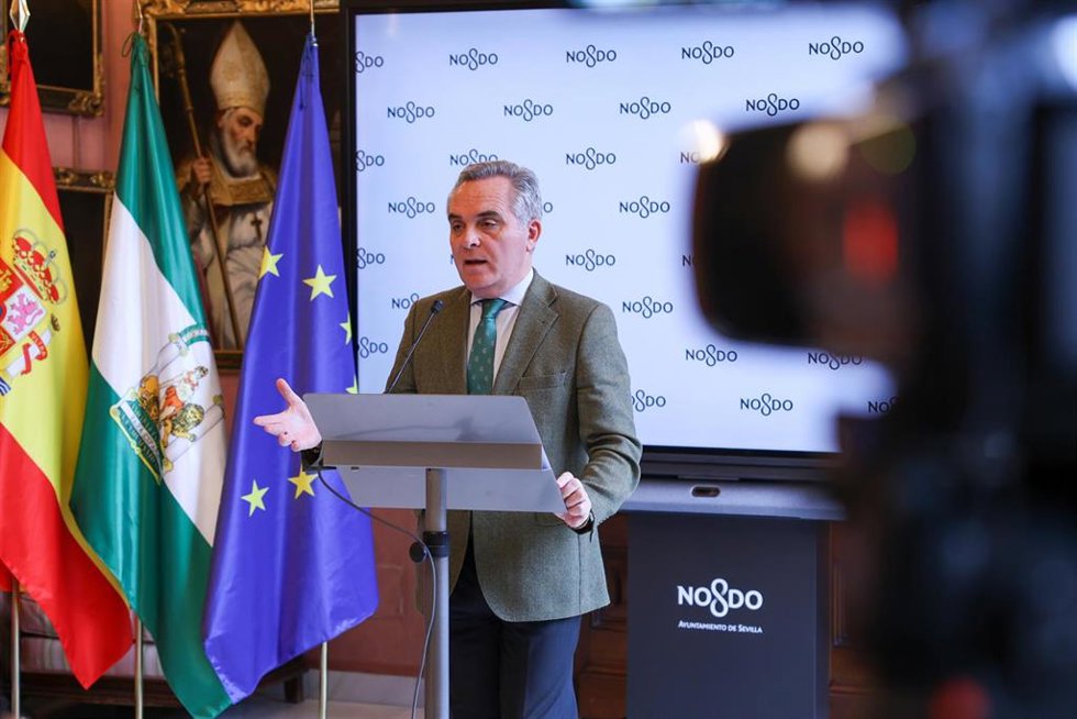 El delegado municipal de Hacienda, Juan Bueno, en la rueda de prensa en el Ayuntamiento.