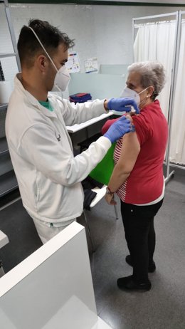 Mujer se vacuna en centro de salud en Valncia