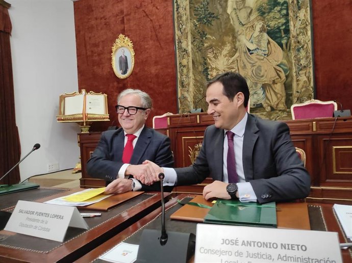 Fuentes y Nieto se saludan tras firmar el convenio.