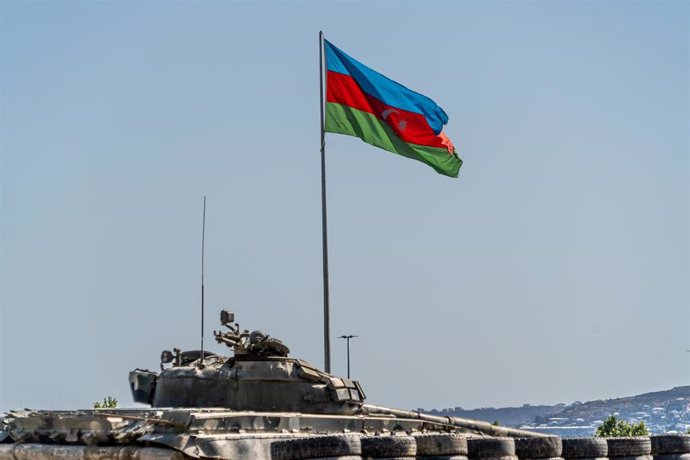 Archivo - Bandera de Azerbaiyán en la capital del país, Bakú (archivo)