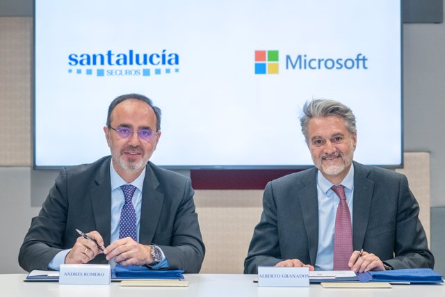 De izquierda a derecha: el director general de Santalucía, Andrés Romero, y el presidente de Microsoft Iberia, Alberto Granados