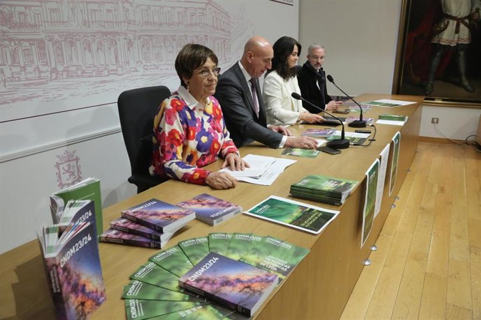 El alcalde José Antonio Diez interviene en la presentación junto con la concejala de Acción y Promoción Cultural, Elena Aguado; la coordinadora artística del Centro Nacional de Difusión Musical, Maider Múgica; y César García de la ULE.