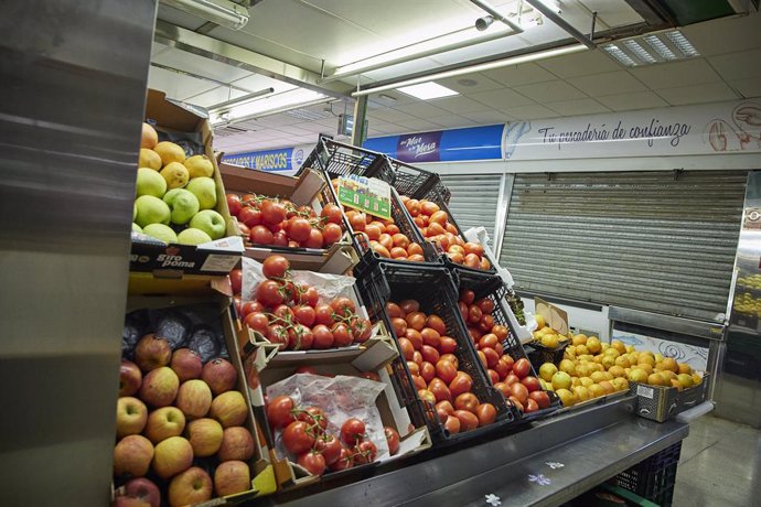 Archivo - Un estante de hortalizas y frutas en el Mercado Municipal de Pacífico, a 6 de agosto de 2022, en Madrid (España). El encarecimiento de los alimentos básicos pone en el punto de mira la calidad de la nutrición, en un momento en el que la inflac