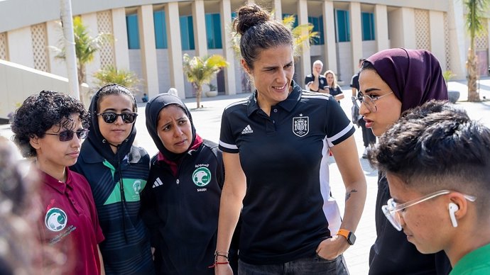 Montse Tomé inicia la formación de la RFEF a mujeres entrenadoras en Arabia Saudí