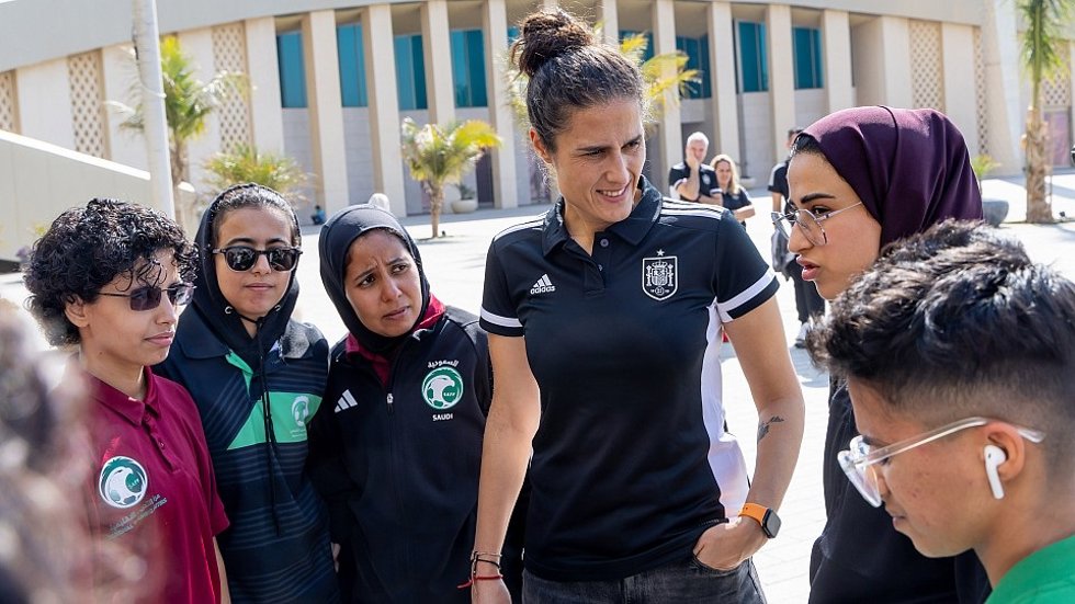 Montse Tomé inicia la formación de la RFEF a mujeres entrenadoras en Arabia Saudí